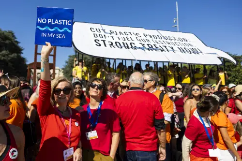 ▲環保團體在場外集結,高喊「減少塑膠生產」口號。(圖/美聯社/達志影像) ▲環保團體在場外集結,高喊「減少塑膠生產」口號。(圖/美聯社/達志影像)