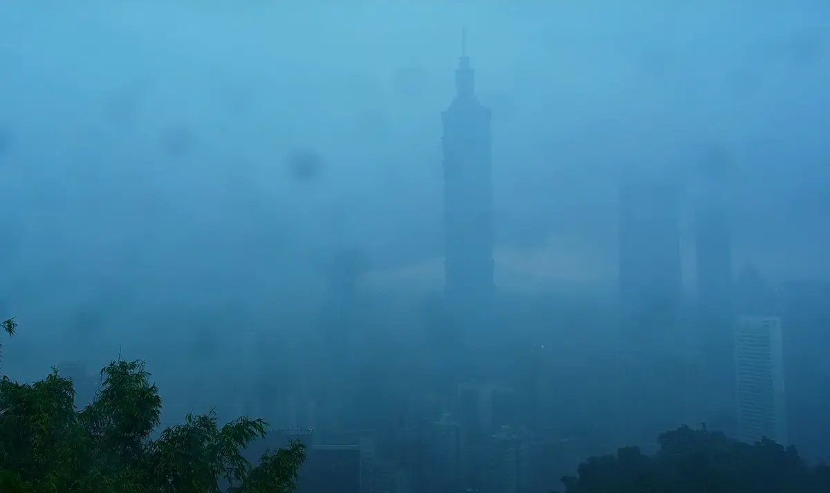 ▲雙北地區今日下午降下豪雨，台北101整棟瞬間被雲霧淹沒，晚間台北「象山鏡頭君」直接掛掉，引來眾多網友朝聖留言。（圖／台北觀光即時影像travel.taipei）