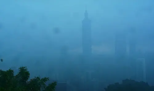 雙北炸豪雨「台北101整棟消失」！象山鏡頭君掛掉了　眾傻眼朝聖
