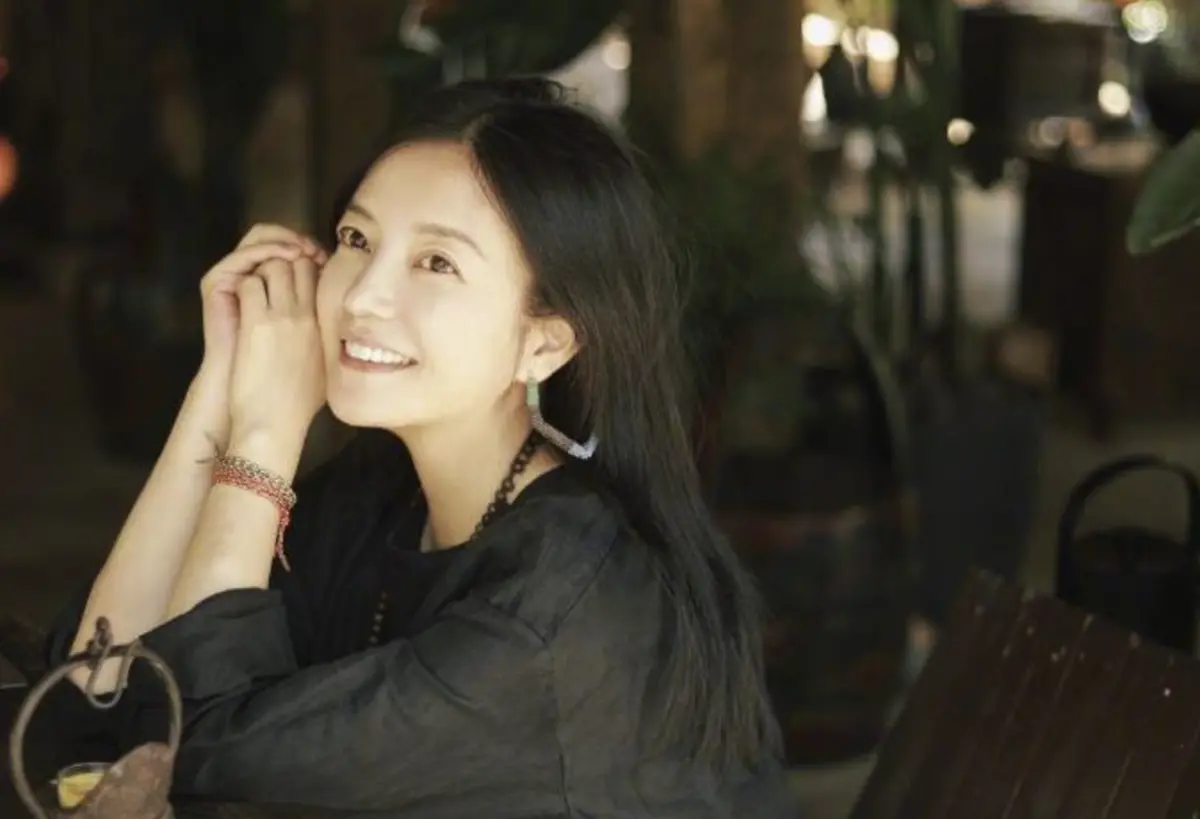 ▲趙薇（如圖）因曾替前夫黃有龍的姊姊做擔保，導致債務問題惹上身，近來又傳出她有3家公司遭法院凍結，金額高達0.6億台幣。（圖／翻攝自微博）