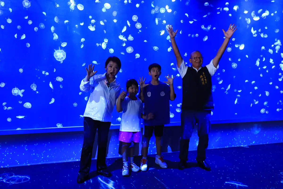 ▲台中市長盧秀燕與議長張清照開箱台中海洋生態館，在水母牆前合影。（圖／台中市政府提供，2025.08.05）