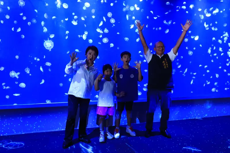 ▲台中市長盧秀燕與議長張清照開箱台中海洋生態館，在水母牆前合影。（圖／台中市政府提供，2025.08.05）