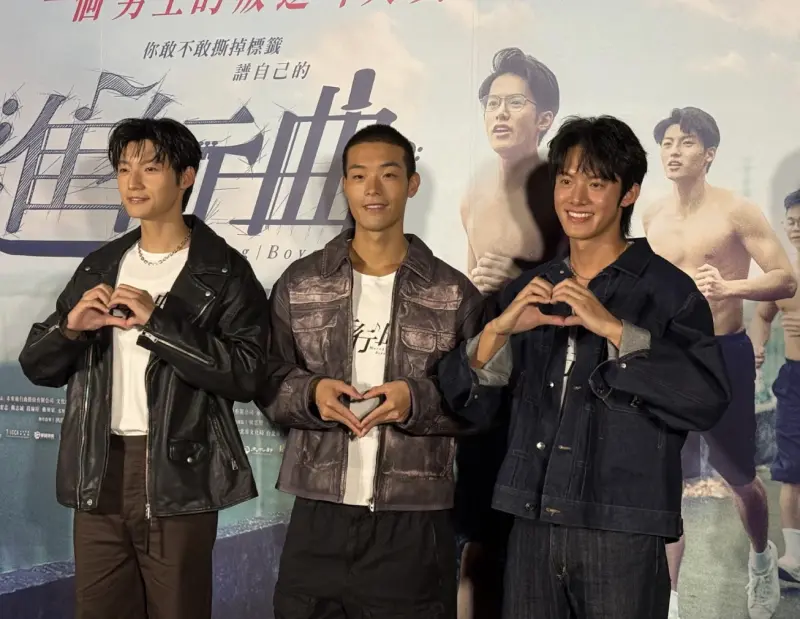 ▲劉育仁（左起）、牧森、余杰恩在《進行曲》都有展露體格的吸睛畫面，大家為此苦練半年，成功引起網友話題。劉育仁和余杰恩一場「鬥鼓」的情節，一度考慮用AI換臉，卻因為太貴，不得不由他們親自苦練上陣，兩人壓力超大。（圖／記者蘇詠智攝）