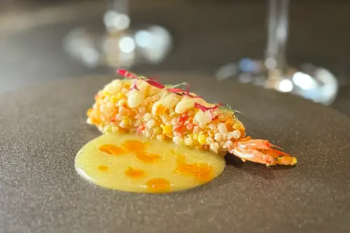 ▲「鳳梨無毒蝦」是重新詮釋鳳梨蝦球。（圖／記者葉盛耀攝）