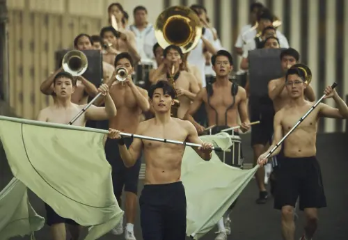 ▲《進行曲》中的樂旗隊成員訓練時裸上身，成為網友關注話題，但監製表示這是實地觀察後的忠實呈現，並非刻意賣肉。（圖／記者蘇詠智攝）