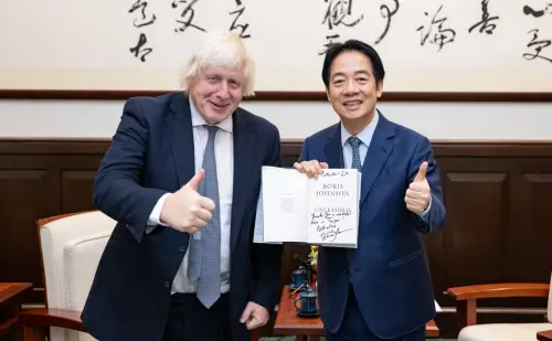 送賴清德這本書！英前首相強生喊：中國對台霸凌行為毫無正當性
