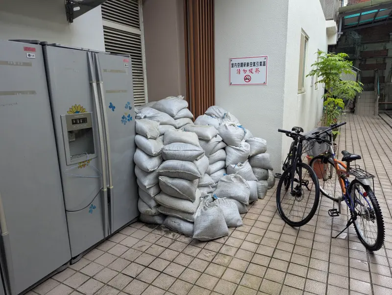 ▲立法院抵擋不住大雨淹水。（圖／讀者提供）