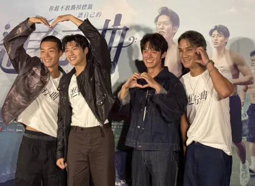 ▲馬志翔（右起）、余杰恩、劉育仁、牧森在《進行曲》分別扮演建中的主任與學生，戲裡不時有衝突場面，戲外倒是相處和諧。（圖／記者蘇詠智攝）