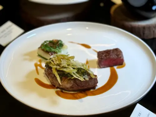 ▲「日本F1國產牛/三星蔥/焦化洋蔥」是將家常菜「蔥爆牛肉」再加已升級。（圖／記者葉盛耀攝）