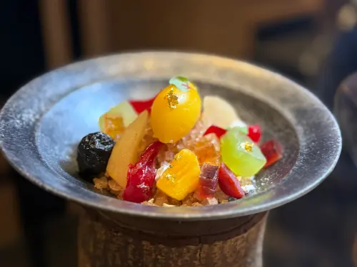 ▲「甘冰話」將焦糖冰堆疊入糖漬鳳梨等水果，以及煙燻蜜餞，外型繽紛亮眼。（圖／記者葉盛耀攝）