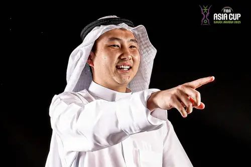 ▲馬場雄大與富永啓生（圖中者）身著白色阿拉伯重統長袍，展現與當地文化融合的另類風采。（圖／取自FIBA Asia Cup IG ）