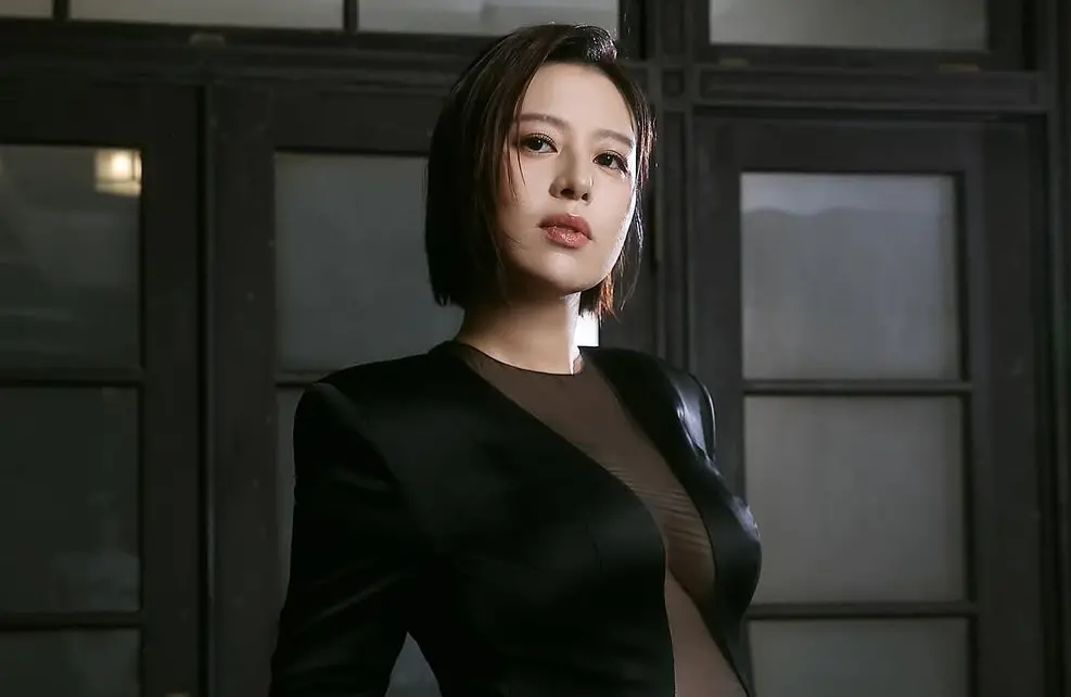 ▲劉品言已懷孕6個月，但她仍不休息，不只出席活動，還挺著6月孕肚健身，她也透露真實原因，放淚眼貼圖吐心聲：一想到生完要回復體態，就挫在等。（圖／劉品言IG）