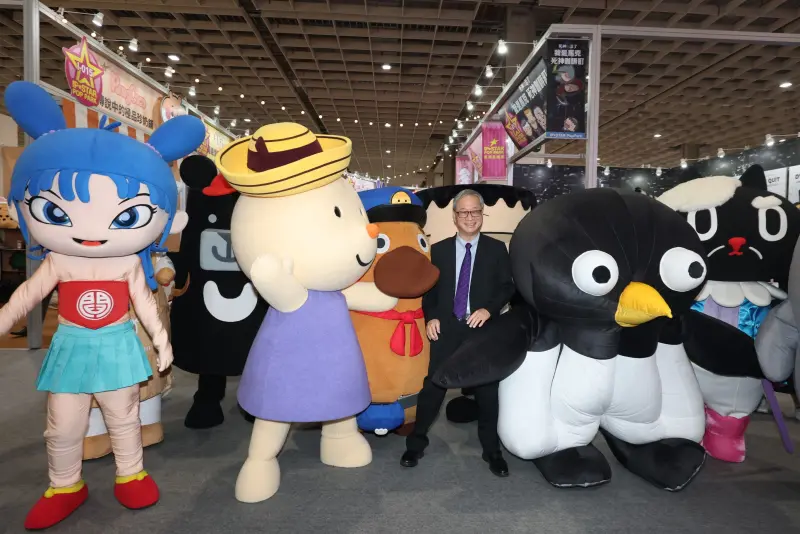 ▲黑潮星樂園IP人偶熱情簇擁爭相合影，讓文化部長李遠差點無法招架。（圖／文化部）