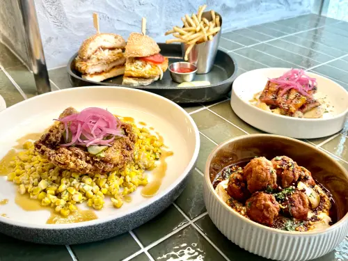 ▲右下角就是令人驚豔的「川味口水雞肉丸」360元。（圖／記者蕭涵云攝）