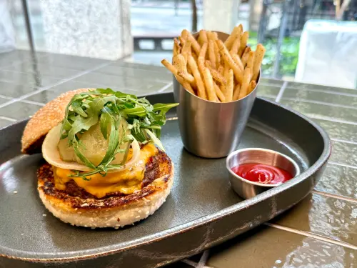 ▲「LillA起司漢堡」460元。（圖／記者蕭涵云攝）