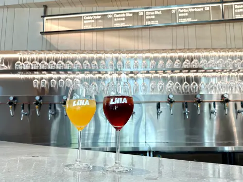 ▲LillA跟上信義區啜飲文化，跨夜營業X TCRC聯名汲引調酒。（圖／記者蕭涵云攝）