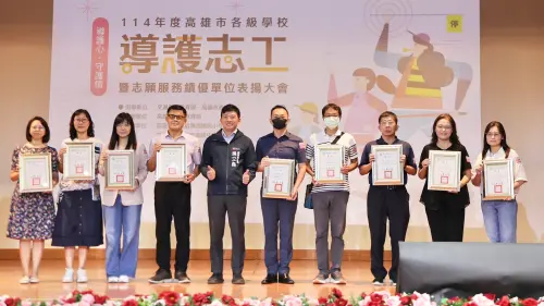▲局長吳立森表揚志工績優單位與學校。(圖/高市府教育局提供) ▲局長吳立森表揚志工績優單位與學校。(圖/高市府教育局提供)