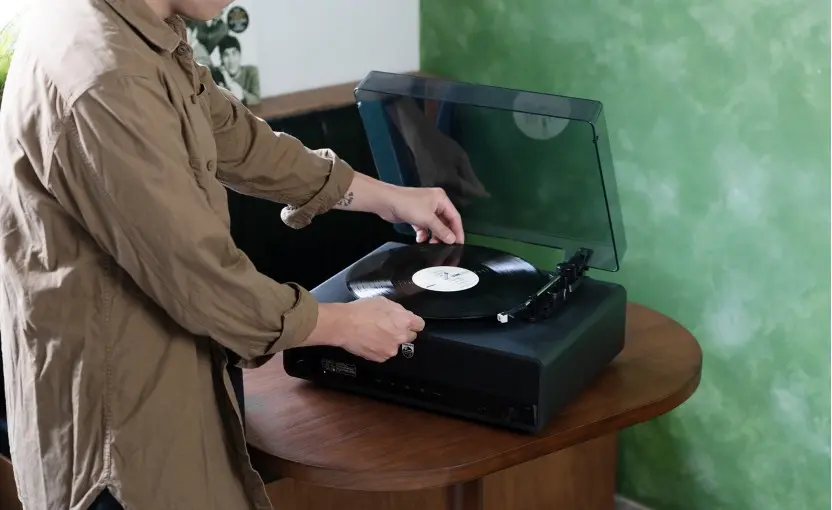 ▲PHILIPS 推出全球首款All-in-One入門級黑膠唱片機 TAV3000，將聲音與慢生活完美結合，（圖／業者提供）