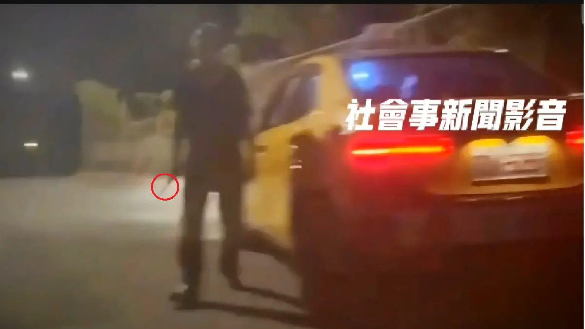 ▲小黃運將不滿鹿男閃遠光燈，怒持刀下車理論。（圖／翻攝自社會新聞影音）