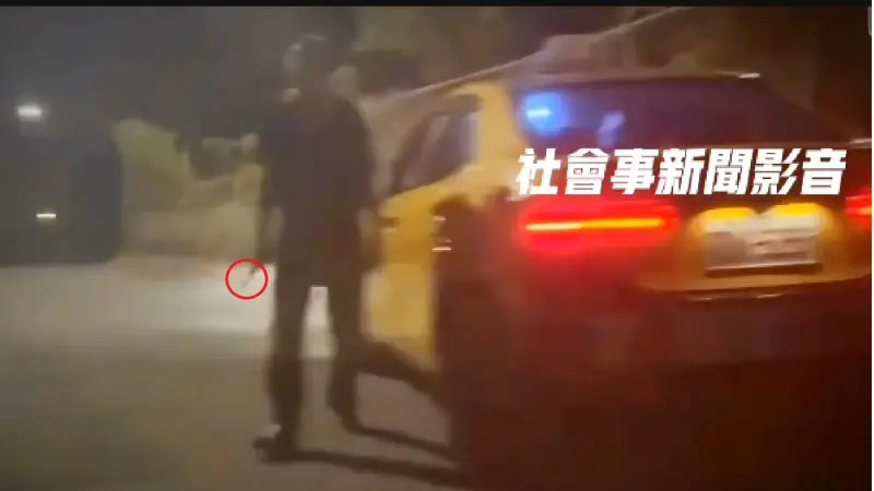 ▲小黃運將不滿鹿男閃遠光燈，怒持刀下車理論。（圖／翻攝自社會新聞影音）