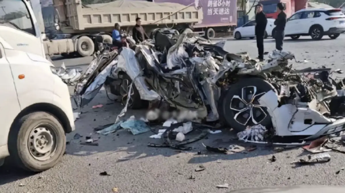 ▲廣東一輛比亞迪電動車於高速公路疑似闖紅燈撞上貨車，車身當場粉身碎骨。（圖／翻攝微博）