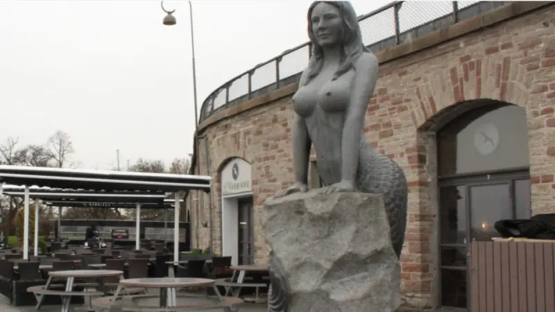▲丹麥大美人魚(Den Store Havfrue)雕像因胸部大遭批色情，甚至面臨被移除命運。（圖／翻攝自OURWAY網站）