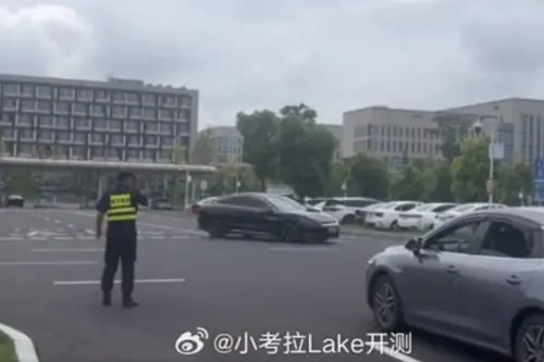 ▲7月傳出成都天府機場停車場一輛比亞迪漢突然失控，司機一度無法煞車，讓車輛自轉近40圈。（圖／翻攝微博）