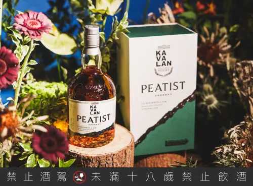 ▲「波本桶泥煤威士忌原酒單一麥芽威士忌」酒液清亮金黃，則是比較明朗的氣質，煙燻香氣再更輕盈。（圖／官方提供）