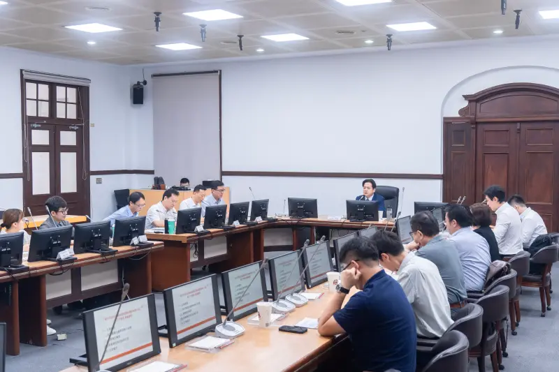 ▲美對台20%關稅8/7上路，新竹市代理市長邱臣遠召開關稅應變專案小組第三次會議，全力協助業者度過關稅衝擊。（圖／新竹市府提供）