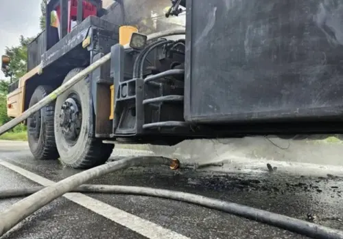 小心！台南工程車車底起火　消防3車8人21分鐘撲滅　馬路遺留油漬
