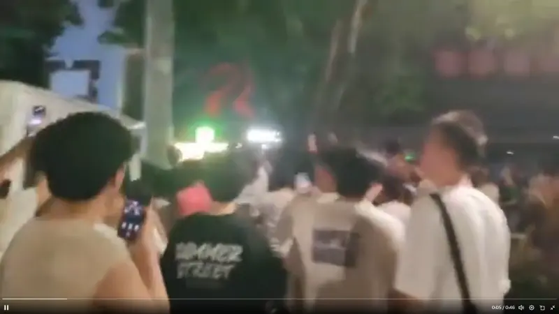 ▲四川江油發生嚴重未成年霸凌事件，民眾不滿施暴者遭輕放，上街群聚抗議，與警方發生衝突。（圖／翻攝自Ｘ@whyyoutouzhele）