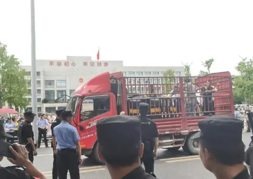 ▲四川江油發生嚴重未成年霸凌事件，民眾不滿施暴者遭輕放，上街群聚抗議，與警方發生衝突。（圖／翻攝自Ｘ@whyyoutouzhele）