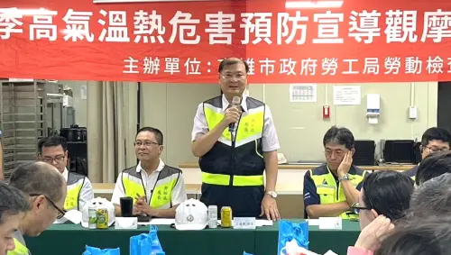 ▲高雄市政府勞工局舉辦高氣溫作業熱危害預防觀摩會,是由勞工局局長江健興(站立者)主持。(圖/高雄市政府勞工局提供) ▲高雄市政府勞工局舉辦高氣溫作業熱危害預防觀摩會,是由勞工局局長江健興(站立者)主持。(圖/高雄市政府勞工局提供)