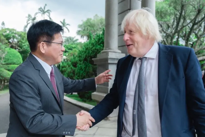 ▲外交部長林佳龍（左）在台北賓館歡迎英國前首相強生（Boris Johnson）。（圖／外交部提供，2025.08.05）