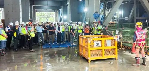 ▲高雄市政府勞工局舉辦高氣溫作業熱危害預防觀摩會,與會人員觀摩的情形。(圖/高雄市政府勞工局提供) ▲高雄市政府勞工局舉辦高氣溫作業熱危害預防觀摩會,與會人員觀摩的情形。(圖/高雄市政府勞工局提供)