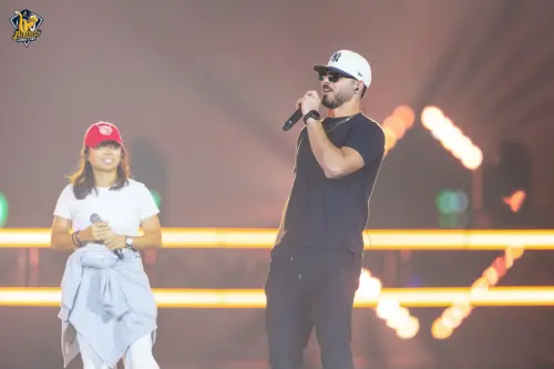 中信兄弟洋投黃博多在上週解鎖大巨蛋開唱,與羅戈獻唱拉丁經典歌曲《El Rey》。(圖/中信兄弟提供) ▲中信兄弟洋投黃博多在上週解鎖大巨蛋開唱,與羅戈獻唱拉丁經典歌曲《El Rey》。(圖/中信兄弟提供)