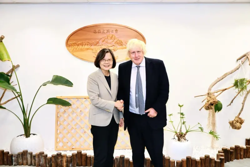 ▲前總統蔡英文今（5）日和前英國首相強生會面。（圖／取自蔡英文臉書）