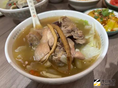 ▲人蔘雞湯嚴選仿土雞腿為基底，熬製六小時，萃取了食材精華湯頭。（圖／記者金武鳳攝，2025.8.5)