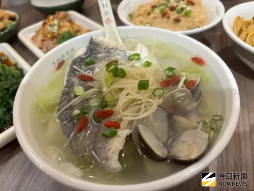 ▲清爽的薑絲鱸魚湯是夏日的人氣湯品，不少陪病家屬外帶回去給住院病人吃，既開胃也補充營養。（圖／記者金武鳳攝，2025.8.5)