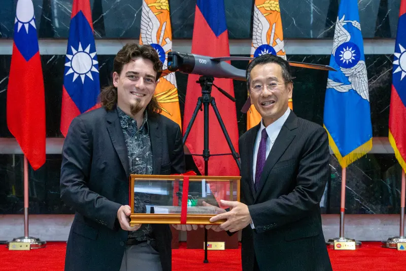 Anduril's founder Palmer Luckey and Taiwan's Minister of National Defense. (Ministry of National Defense)