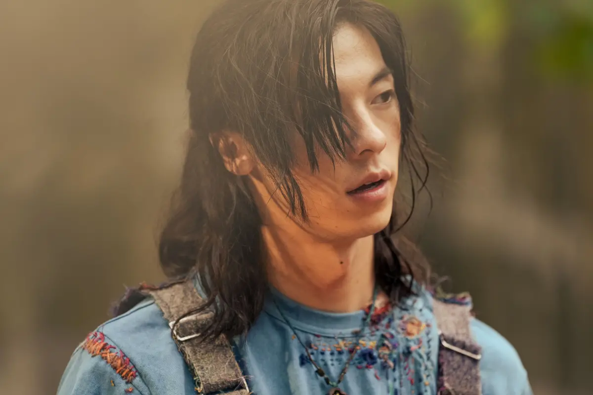 ▲許光漢剩不到一天就退伍，即將回到演藝圈，最新力作《他年她日》將於10月3日中秋節連假盛大上映，他在片中有獨特的長髮造型，搭配奇幻世界觀，值得觀眾期待，他表示第一次讀劇本就掉眼淚。（圖／甲上娛樂提供）