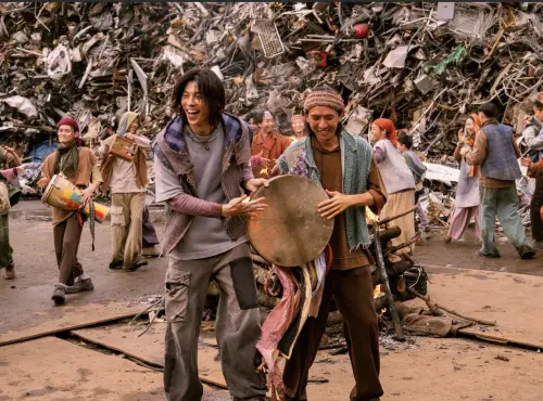 ▲許光漢（中左）在《他年她日》無論造型與演出都讓人耳目一新。（圖／甲上娛樂提供）