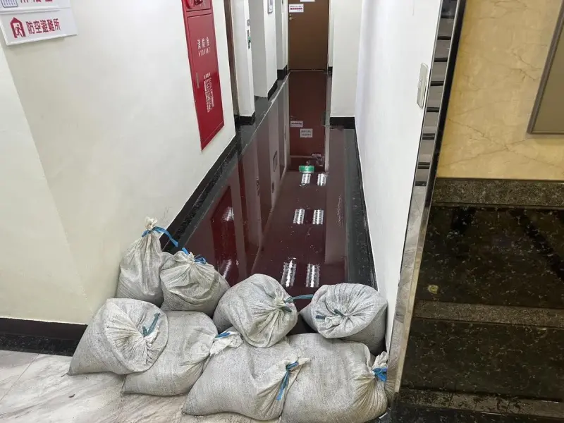 ▲立法院青島一館走廊今（5）日淹水。（圖／取自吳思瑤臉書）