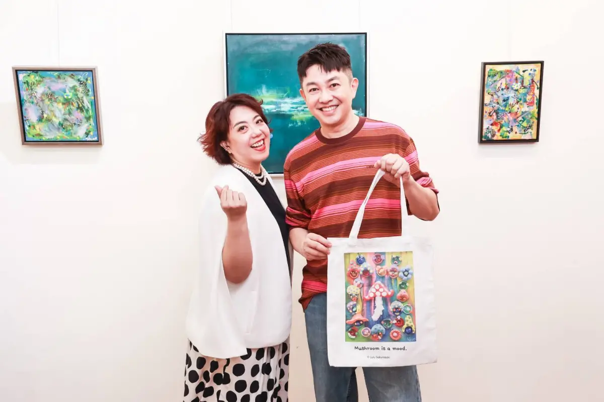 ▲藝術家櫻崎露露首展《蘑菇一下》即日起開展，生活美學家李明川現身祝福。（圖／櫻崎露露提供）