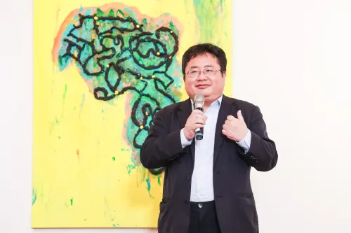 ▲印太戰略智庫執行長矢板明夫親臨《蘑菇一下》展覽現場。（圖／櫻崎露露提供）