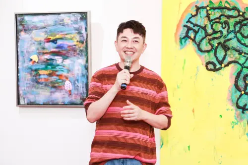 ▲生活美學家李明川在藝術家櫻崎露露首展《蘑菇一下》致詞祝福。（圖／櫻崎露露提供）