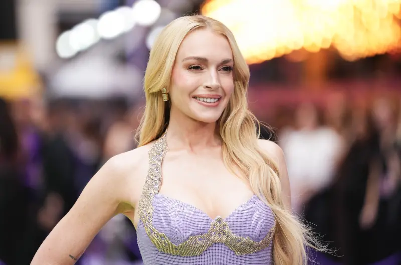 ▲39歲的琳賽蘿涵，闊別22年再度主演《辣媽辣妹2》，狀態相當好，被認為美到會發光。她在片中升格演單親媽，這一次的靈魂互換牽連祖孫3代，場面更瘋狂。（圖／美聯社／達志影像）