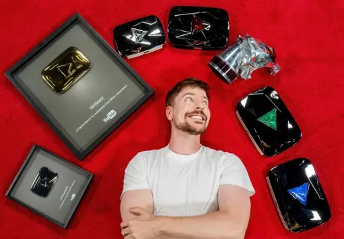 ▲MrBeast跟自己拿到手的所有YouTube創作者獎牌合影。（圖／IG@MrBeast）