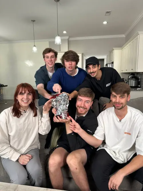 ▲2024年3月份，MrBeast拿到訂閱者2億的客製化獎牌。（圖／IG@MrBeast）