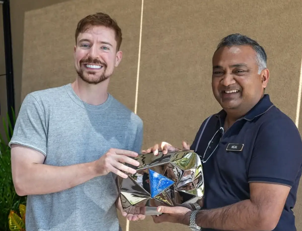 ▲YouTube執行長Neal Mohan親手將4億訂閱的「藍鑽石獎牌」交給野獸先生，也是「藍鑽石獎牌」首度在地球上亮相。（圖／X@MrBeast）